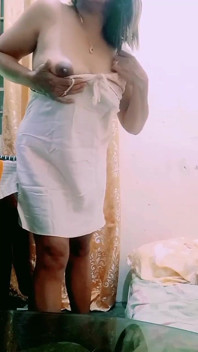 Filipino MILF Feeling Horny While Trying Out Her New Nightwear