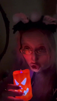 娘娘腔不上厕所。娘娘腔在内裤里撒尿。