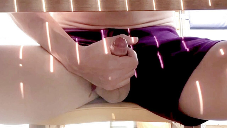 Fuckbutty: Người thích khoe hàng sục cu dưới bàn ngoài trời