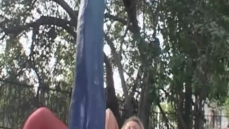 Bangora sluts: Rubia milf rellena de objetos durante picnic en el parque