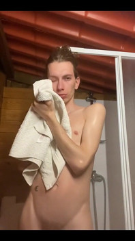 Cewek semok perancis lagi asik mandi bareng dan mainin kontolnya