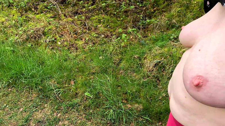 Bouncy Tits Action: Schiaffeggiando le tette all'aperto