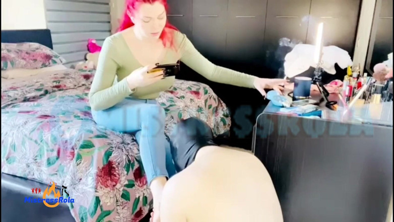 Mistressrola: Nowa sesja stóp z dżinsami papierosa
