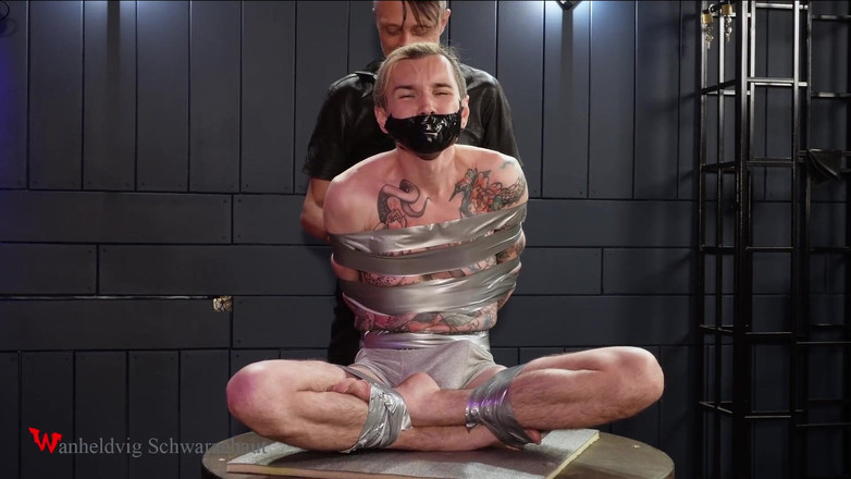 Wanheldvig: Nicky tapebondage in draaitafel Sony