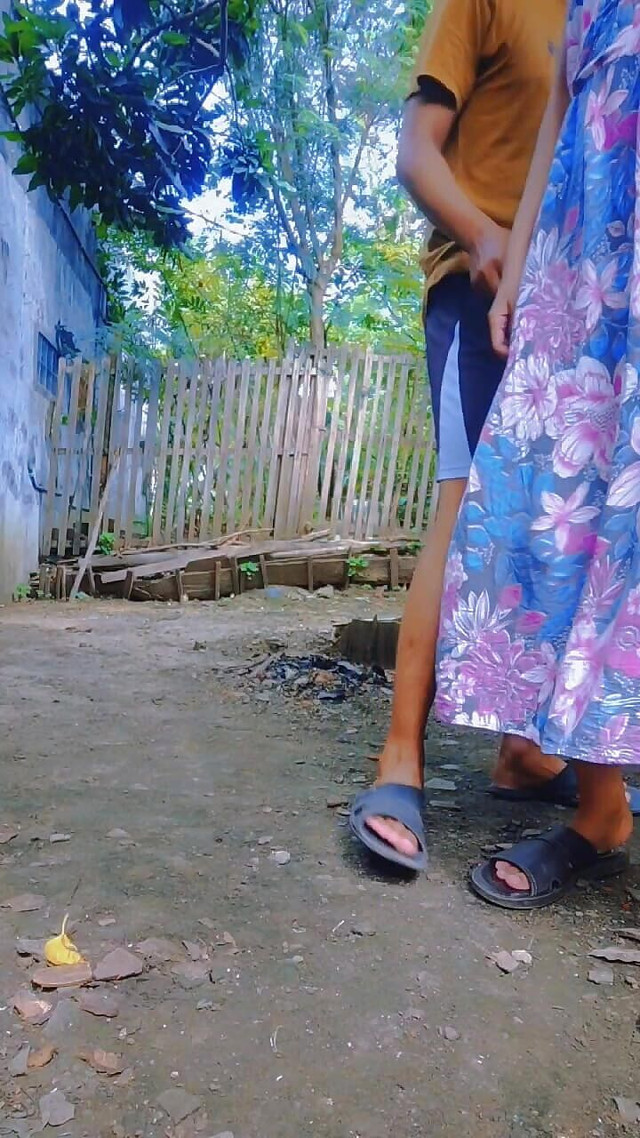 Squatting under a mango tree was almost caught by a neighbor (Bella Ivanka) Squatting under a mango tree was almost caught by a neighbor (Bella Ivanka)