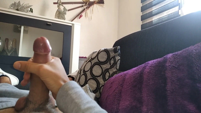Elvissc: Un riche homme solitaire sur le canapé avec une grosse...