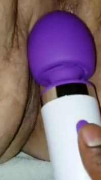 Svázaný černoch stimuluje můj klitoris s magickou elektrickou hůlkou Cumming