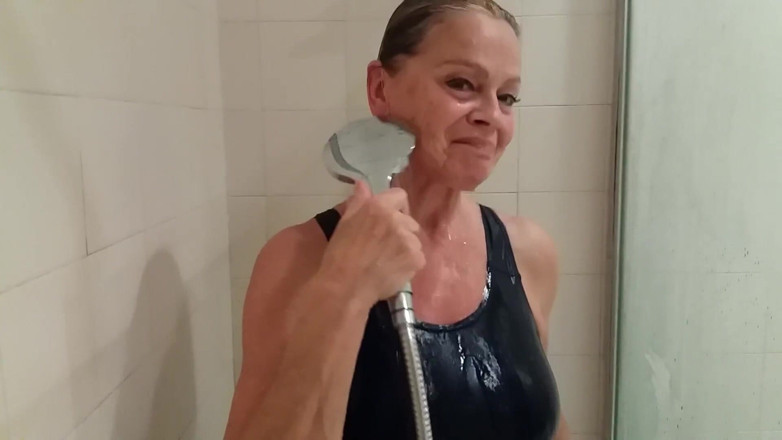 martinawest: Nonna Con Un Costume Da Bagno Attillato Sotto La Doccia!