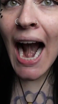 Prohlídka úst GothBunnyho