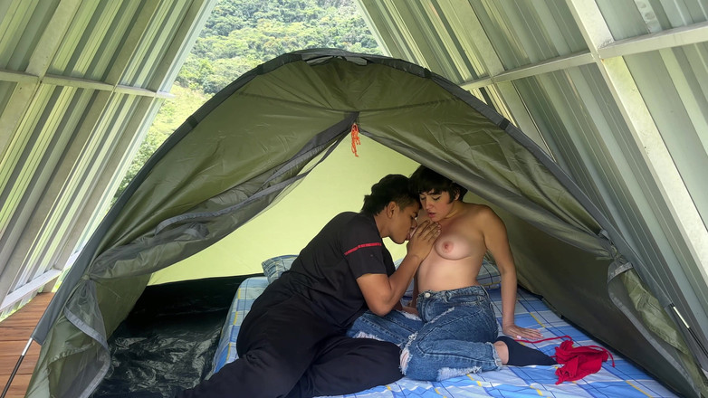 ManuelaAlvarez: 나는 숲 한가운데 있는 캠핑장에서 휴가를 보내는 동안 부유한 이복 여동생과 섹스합니다. 나는 그녀의 보지를 내 우유로 채웁니다.