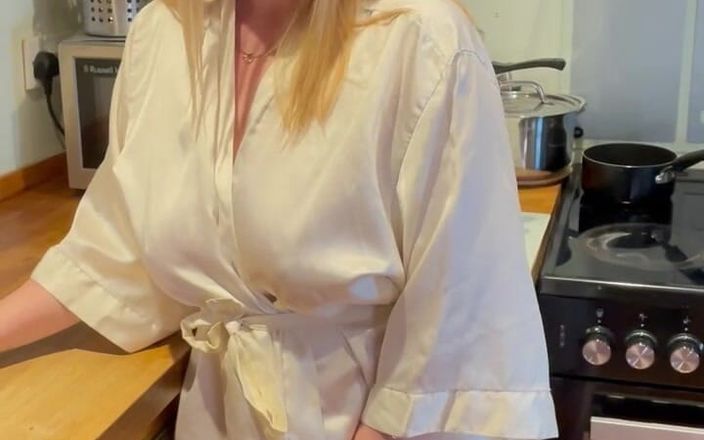 Marie X: Marie Fingers and Spreads Her Wet Pussy!