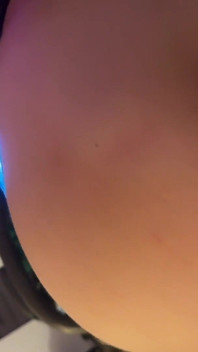 Neukte stiefzus terwijl ze naar een stream keek