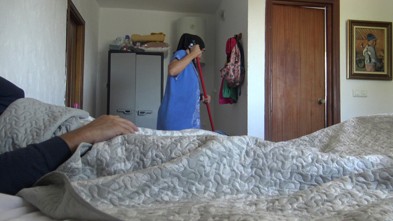 Souzan Halabi: Справжня аматорська прибиральниця робить своє перше лизання дупи і ковтає його сперму