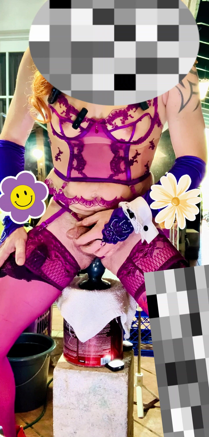 Benito414: Ts latin seksi iç çamaşırı dışarıda anal dildo içinde yürüyor