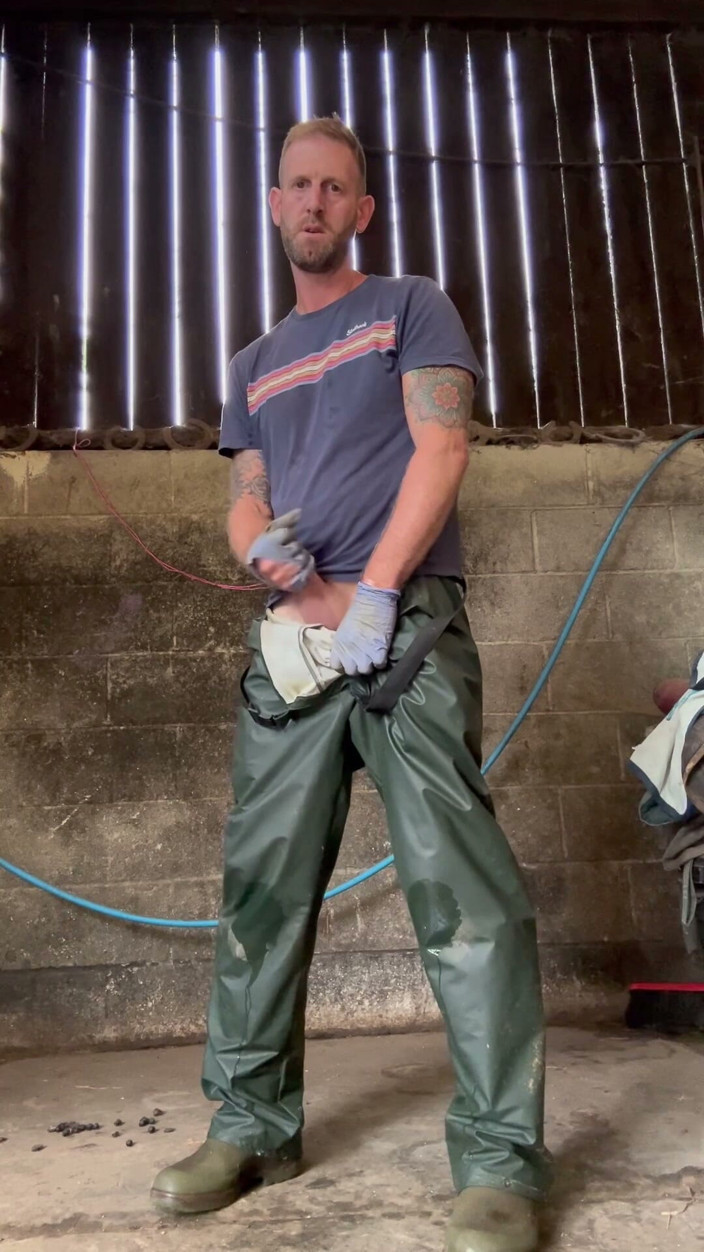 Farmer Sam: Granjero se masturba en equipo de trabajo sucio