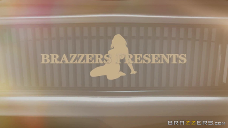 BRAZZERS: Brazzers - Angel Wicky apne sautele bete ko khinchti hai aur...