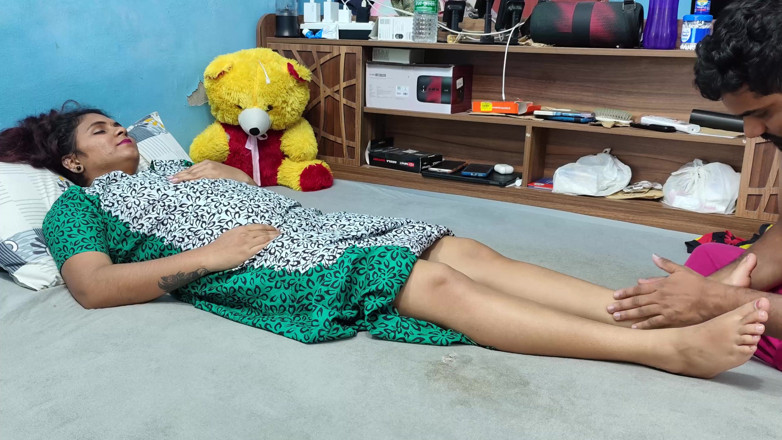 Vaishnavysharunraj: Malayali ehefrau füße massage von ehemann