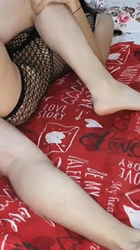 我摧残了我继妹的粉红色阴户，而她则快乐地尖叫。她喜欢我的大鸡巴