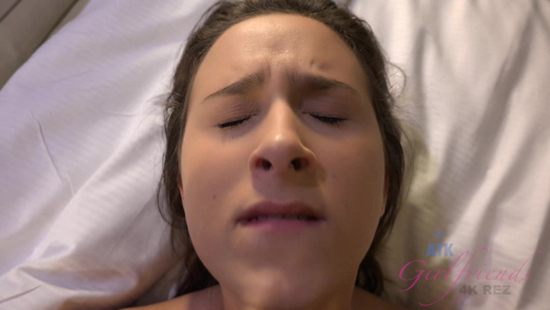 ATK Fans (Girlfriends): Ashley arată atât de sexy terminându-și cada încât te decizi să...