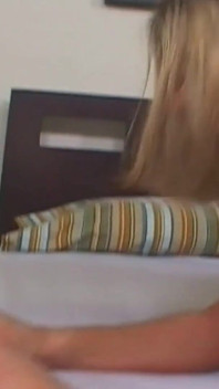 Frumoasă matură sexy blondă futută tare și are parte de spermă pe picioare