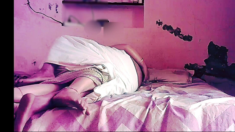 Black & white desicat: Bini desi berpantat besar dalam saree menghisap batang dan pepeknya...