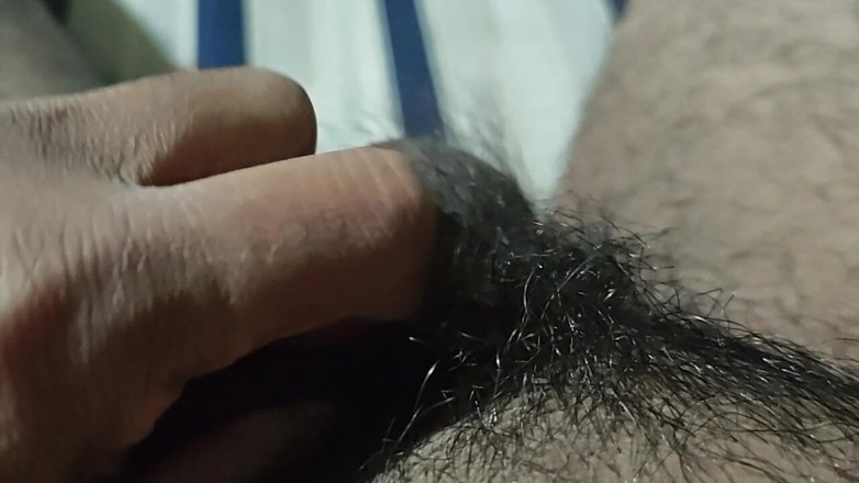 Hot Chilli 2025: Un uomo semplice che prova un cazzo duro in camera