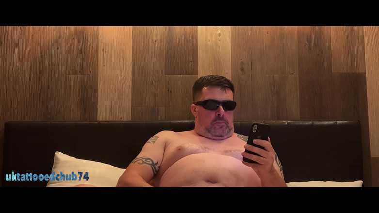 uktattooedchub74: Na posteli si honí