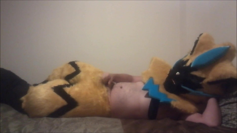 Rokkuman: Cosplay Zeraora runkar av latino chilensk onani sperma