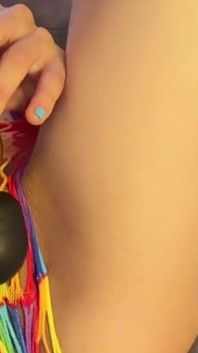 Menina tentando orgasmo vibrando pela primeira vez