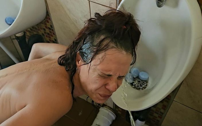 Mpussypunisher: Mear puta en inodoro humano - compilación