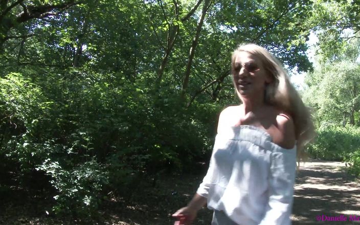 Danielle Maye: Писяє в лісі з Пенні