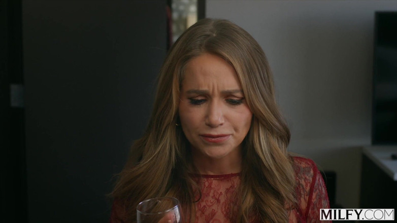 Milfy: Milfy Oszałamiająca MILF Atena używa bellboy dla swojej przyjemności