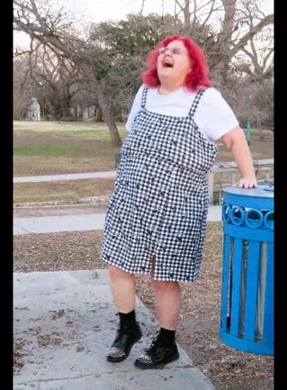 BBW nurse Vicki adventures with friends: Hog warts Jumper e botas loucas em um parque local...