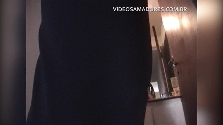 Amateurs videos: L'uomo masturba la fidanzata biriva mentre lei si stira i...