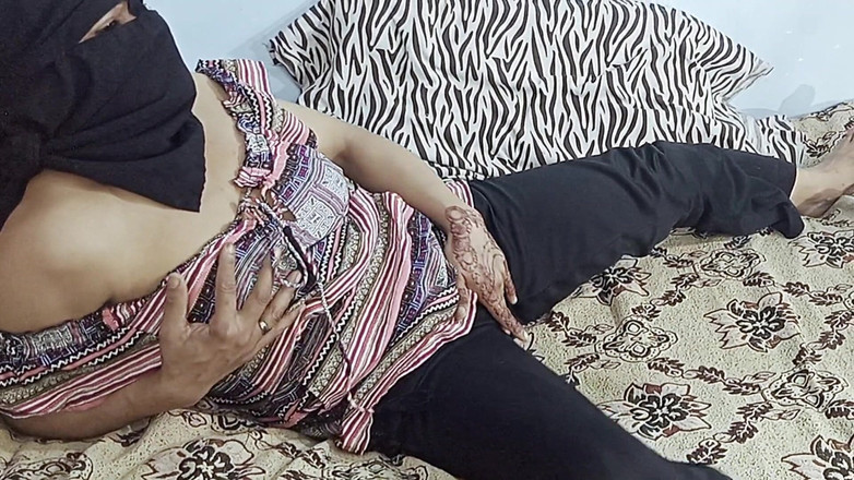 Netu: Дійсно індійська гаряча дружина в арабському хіджабі на веб-камеру в прямому ефірі грає з великим членом чоловіка