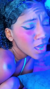 Une brune fait un show intense de doigtage jusqu’à ce qu’elle jouisse