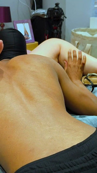 Sexy blondýna s krátkými vlasy nechá bbc čichat její díru do zadku