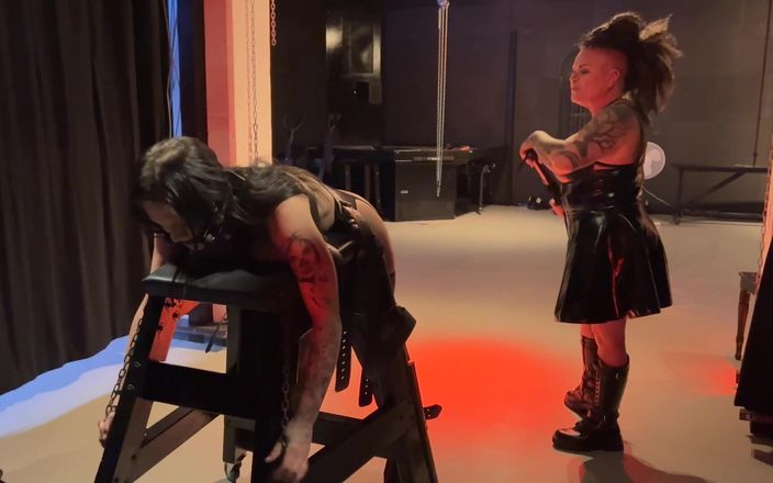 Domina Dark: 彼女の若い体は震えています