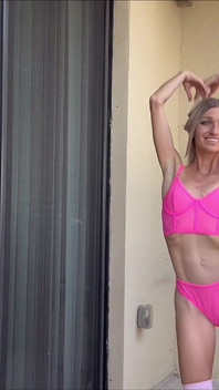 Seksowne chude blondynki twerks w różowej bieliźnie i skarpetkach na kolana