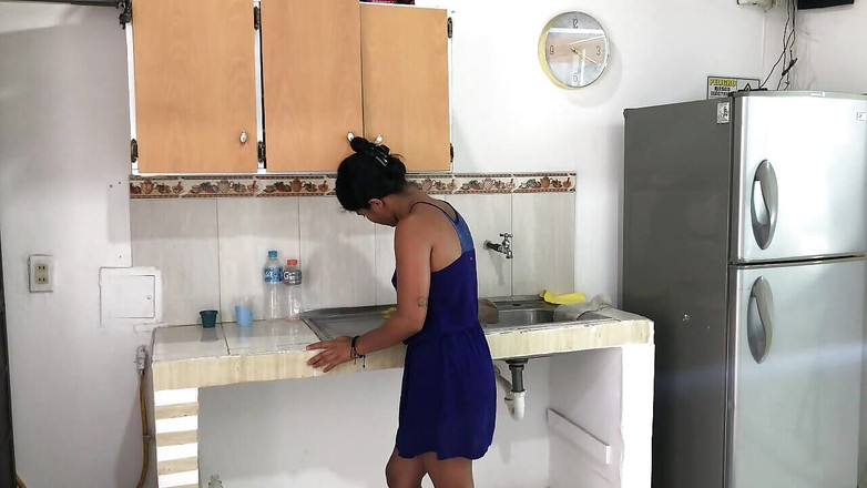 Johanna_love: Adik tiri miang memberikan saya blowjob yang lazat di dapur...