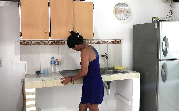 Johanna_love: Moja napalona przyrodnia siostra daje mi pyszne lodzik w kuchni...