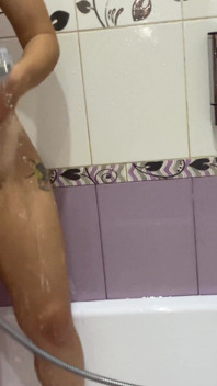 Fick im badezimmer und machte ihren haarigen arsch vollgespritzt