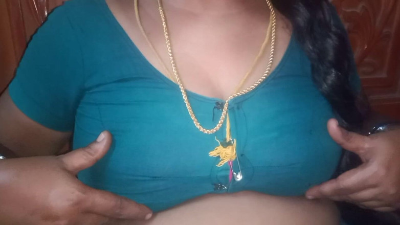 Vaishnavi35: Tamil tante knijpt in haar borsten als ze alleen is...