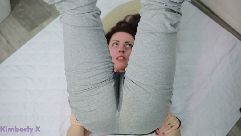 Kimberly X: Grå yogabyxor pissar