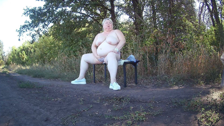 Zona901: Svärmor i parken klär av sig och onanerar till orgasm...