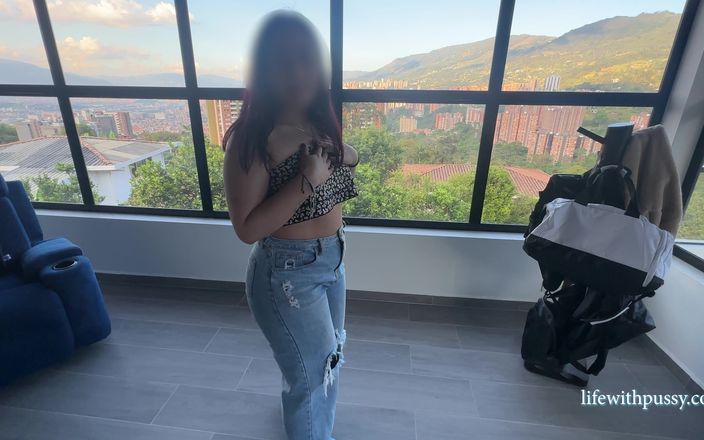 Life with Pussy: Delicioasă femeie latino de 18 ani cu fundul mare care se...