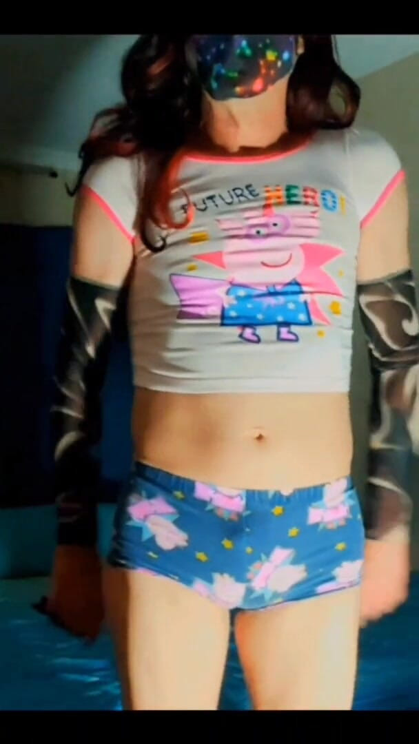 Lizzaali: Fooling around in my little yellow skirt and size 7 shorts