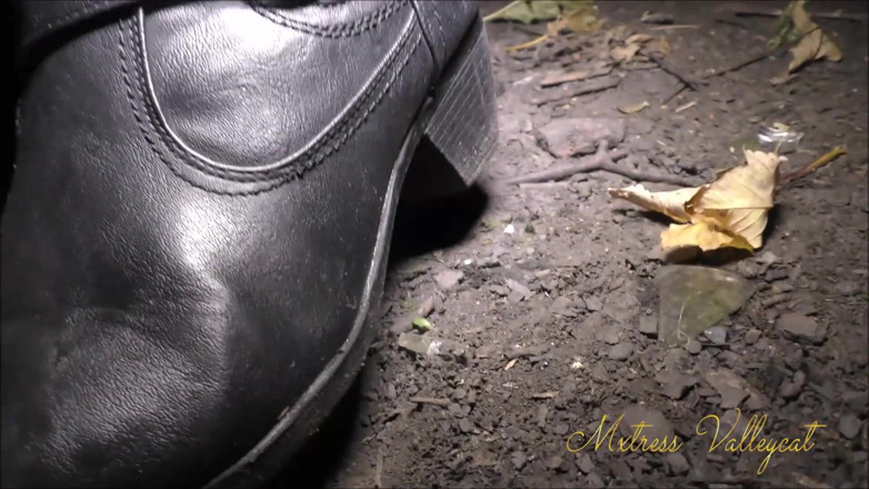 Mxtress Valleycat: Adoración de botas en el bosque