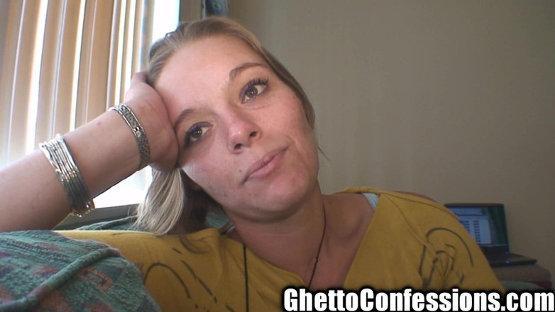 Ghetto Confessions: Счастливая красотка-шлюха из Гетто Вудс красиво сосет хуй