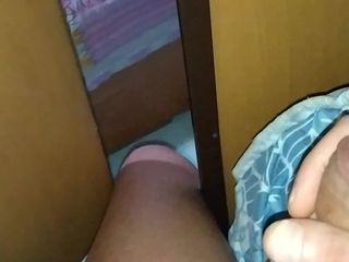 MartyBrady: 彼氏に自慰行為をしながら隠れて彼のお尻に絶頂